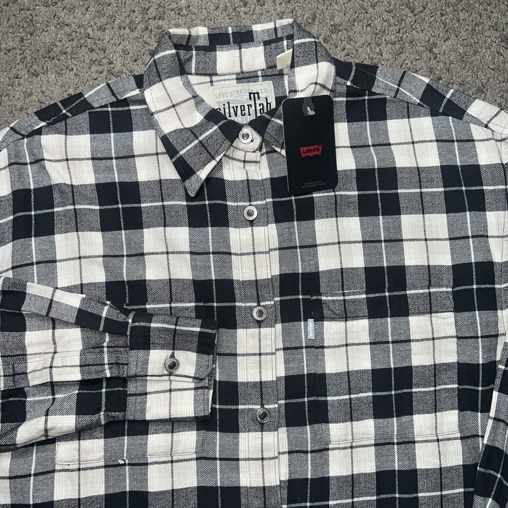 NWT Levi's Silvertab Flannel Shirt Long Sleeve Button Men's Size Medium.